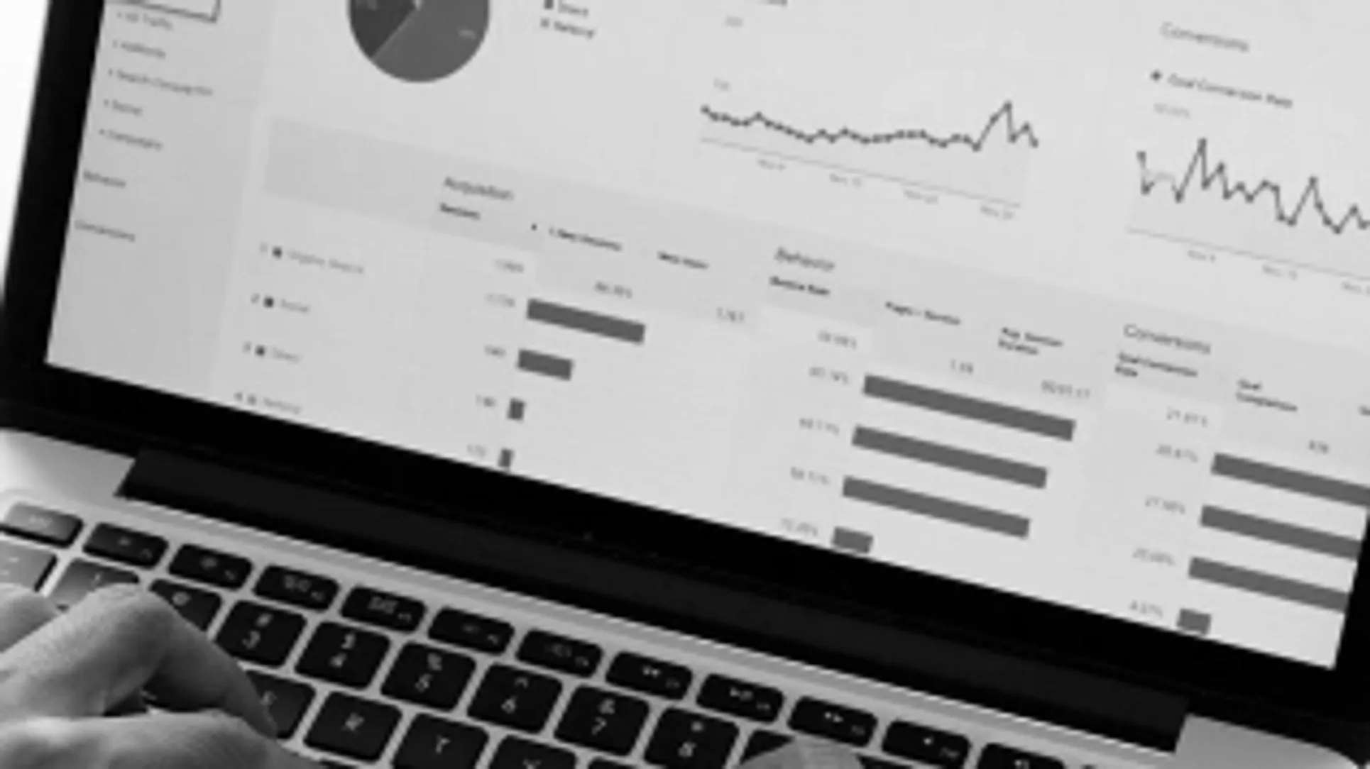 Image d'un logiciel d'entreprise sur un ordinateur, main sur le clavier : ERP / CRM