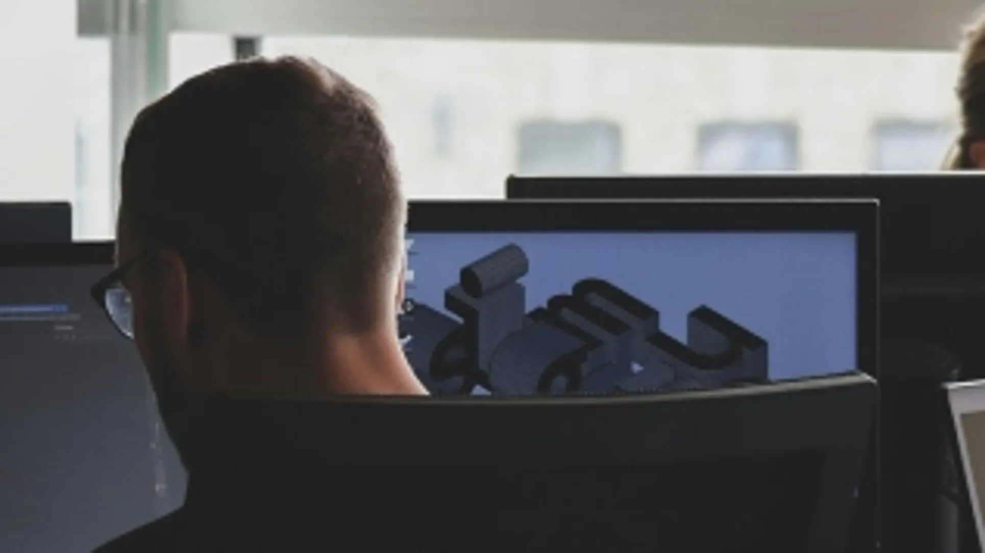 Développeurs travaillant en équipe dans un openspace Triotech, assurant un développement logiciel efficace et transparent