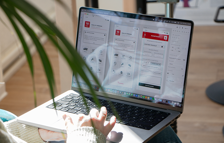 Aperçu de l'interface utilisateur (UI) sur un ordinateur portable, montrant des écrans d'application avec des icônes et des formulaires conçus pour une expérience utilisateur (UX) intuitive.
