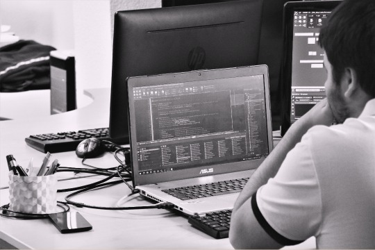 Développeur travaillant sur du code : Expertise technique de Triotech pour des solutions web, logicielles et mobiles performantes.