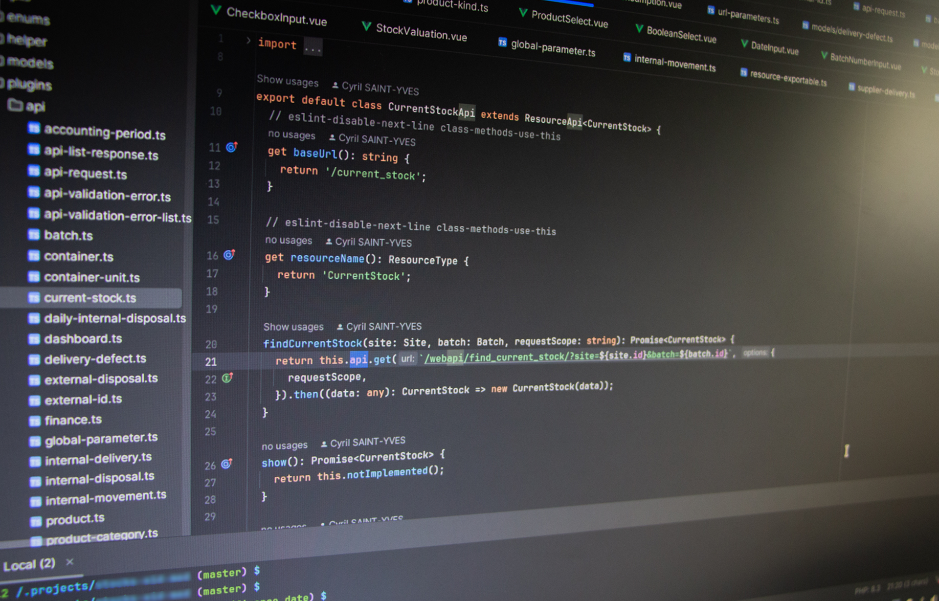 Équipe consultant une solution web multi-supports sur ordinateur portable, tablette et smartphone, illustrant l'accessibilité sur différents appareils.