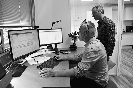 Développeur travaillant sur du code : Expertise technique de Triotech pour des solutions web, logicielles et mobiles performantes.